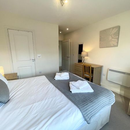 פארנבורו Blue Sky Apartments @Wallis Square, Farnborough מראה חיצוני תמונה