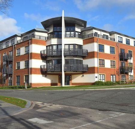 פארנבורו Blue Sky Apartments @Wallis Square, Farnborough מראה חיצוני תמונה