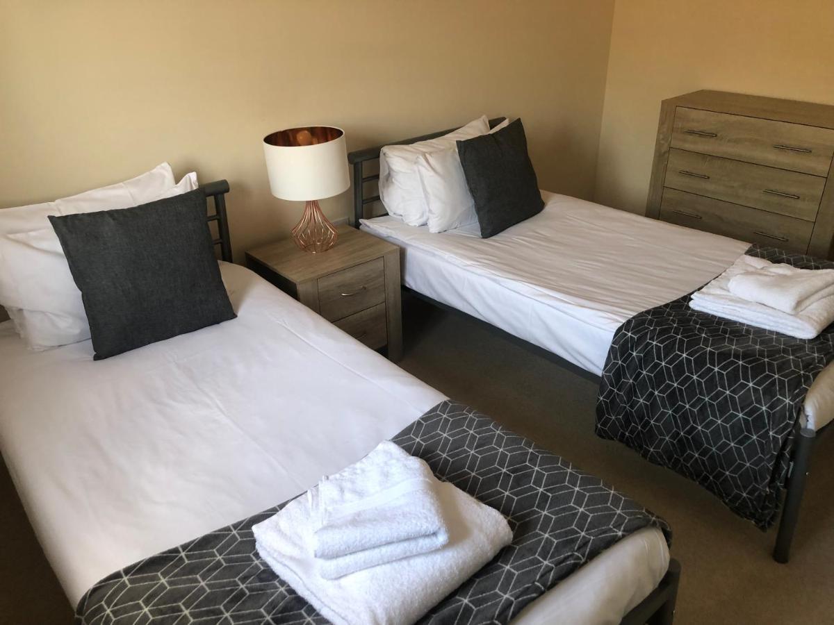 פארנבורו Blue Sky Apartments @Wallis Square, Farnborough מראה חיצוני תמונה