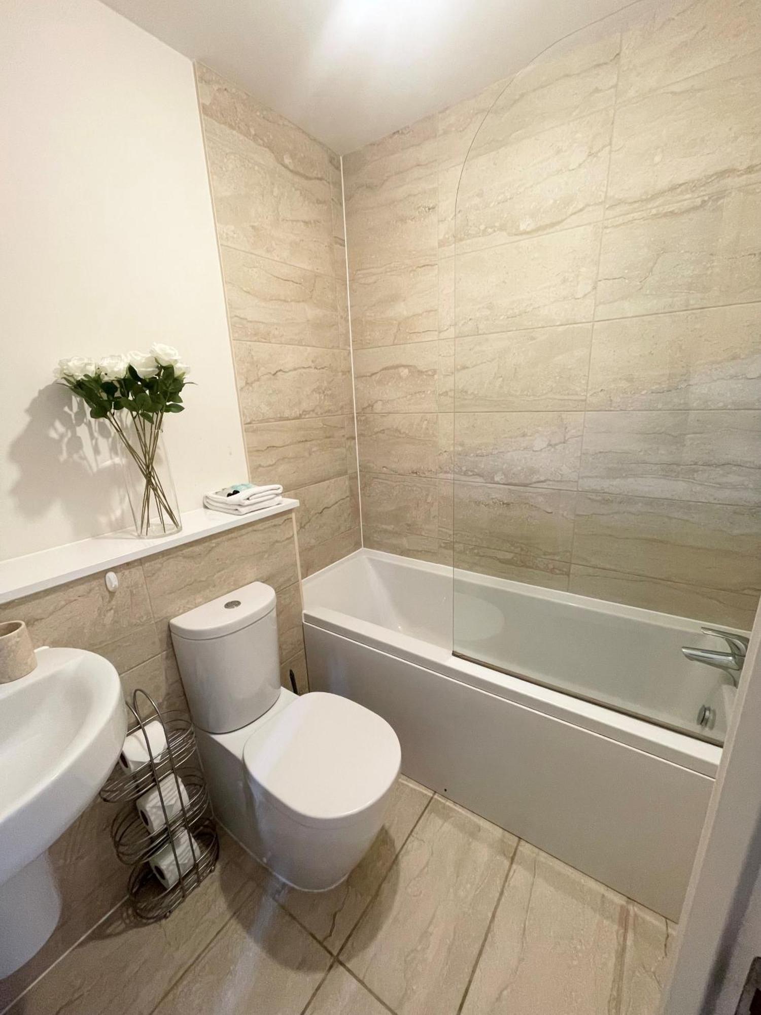 פארנבורו Blue Sky Apartments @Wallis Square, Farnborough מראה חיצוני תמונה