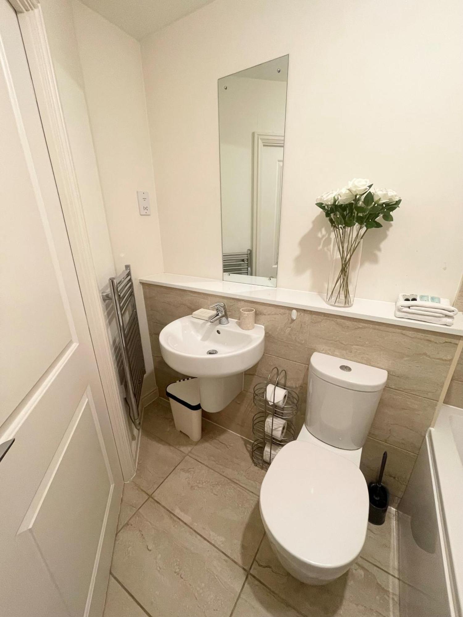 פארנבורו Blue Sky Apartments @Wallis Square, Farnborough מראה חיצוני תמונה