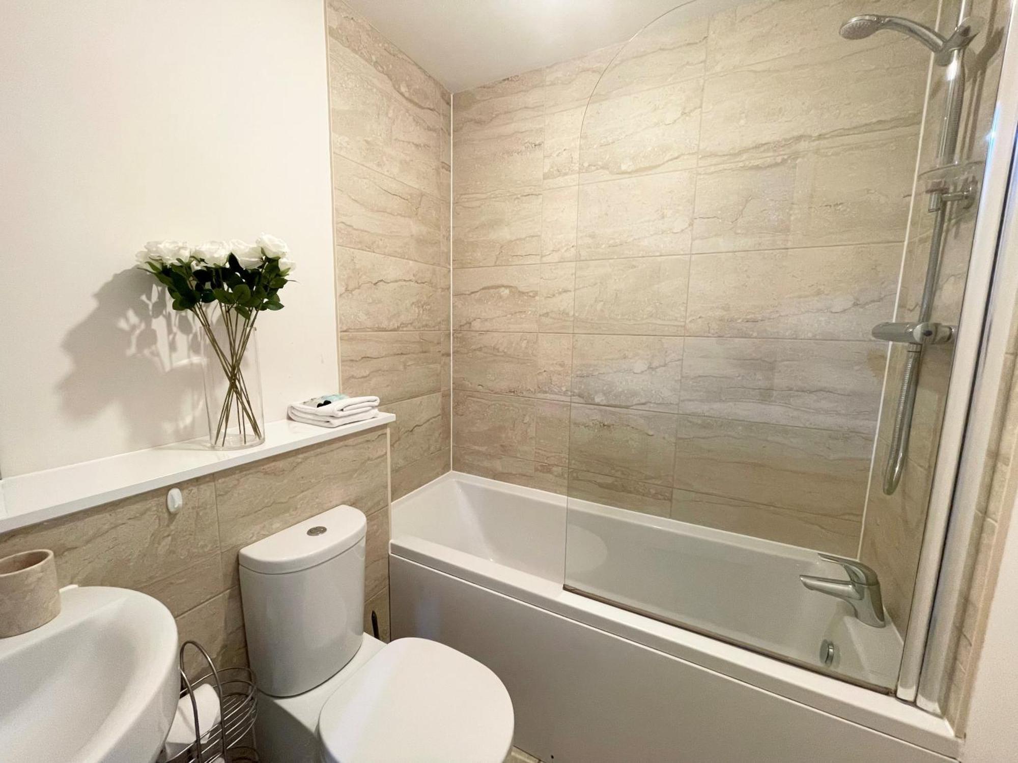 פארנבורו Blue Sky Apartments @Wallis Square, Farnborough מראה חיצוני תמונה