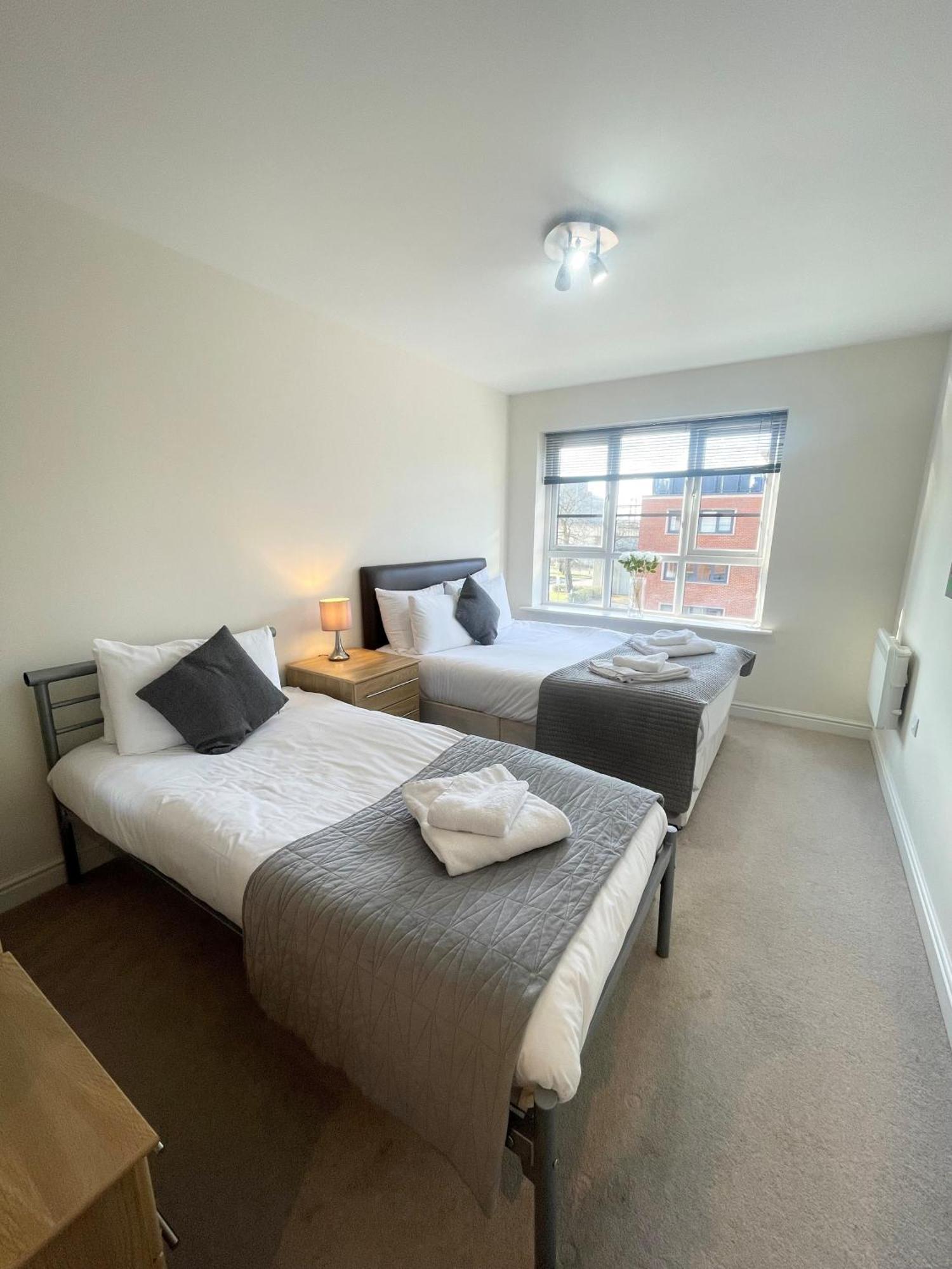 פארנבורו Blue Sky Apartments @Wallis Square, Farnborough מראה חיצוני תמונה