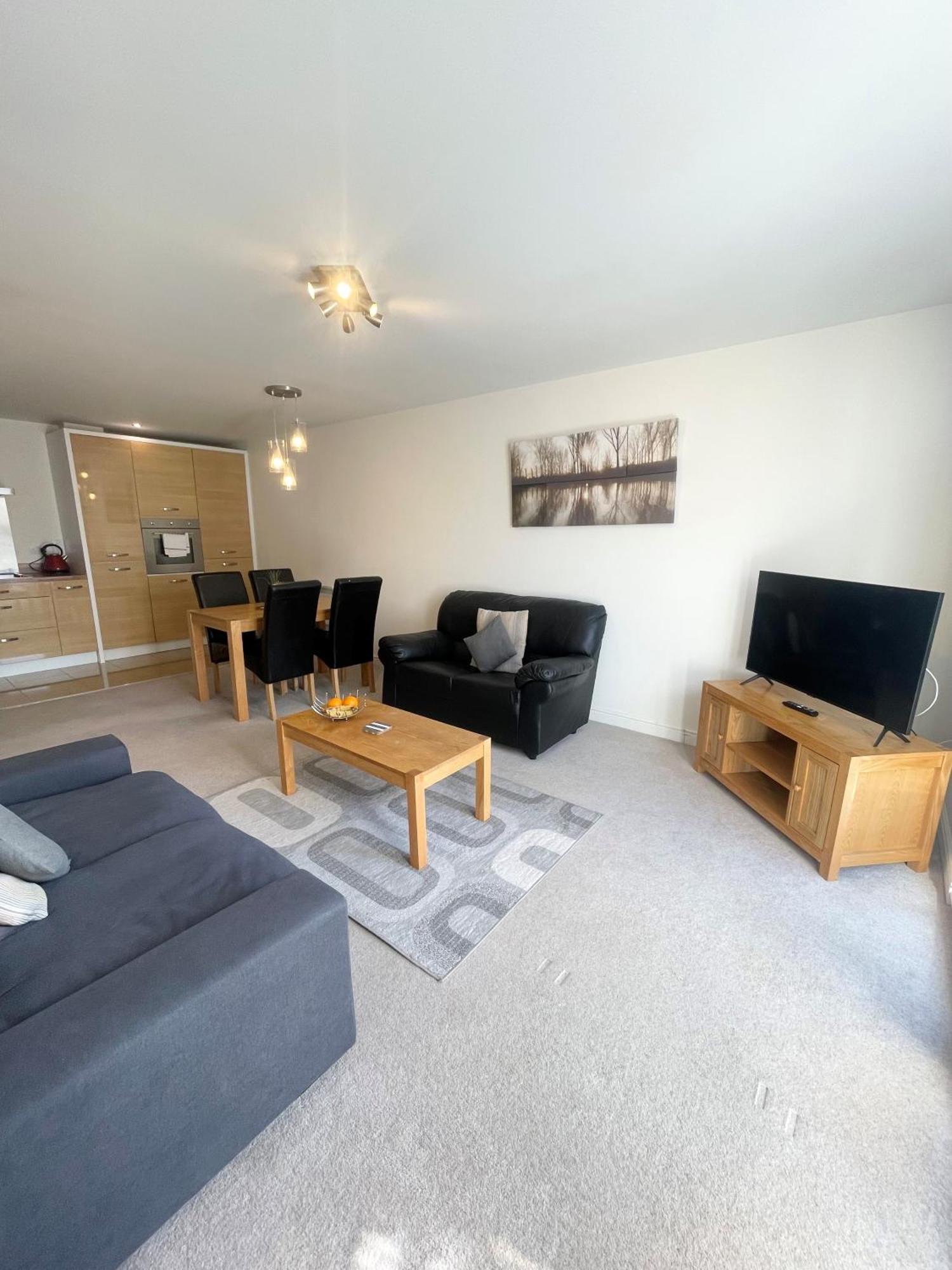 פארנבורו Blue Sky Apartments @Wallis Square, Farnborough מראה חיצוני תמונה
