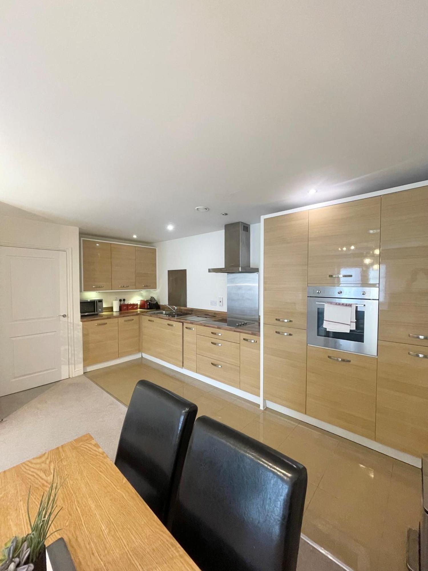 פארנבורו Blue Sky Apartments @Wallis Square, Farnborough מראה חיצוני תמונה