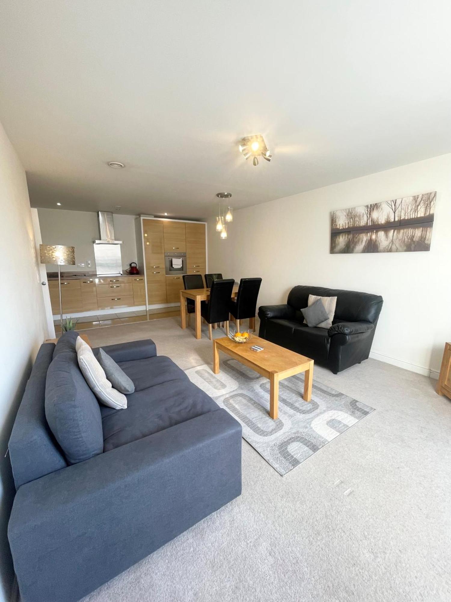 פארנבורו Blue Sky Apartments @Wallis Square, Farnborough מראה חיצוני תמונה