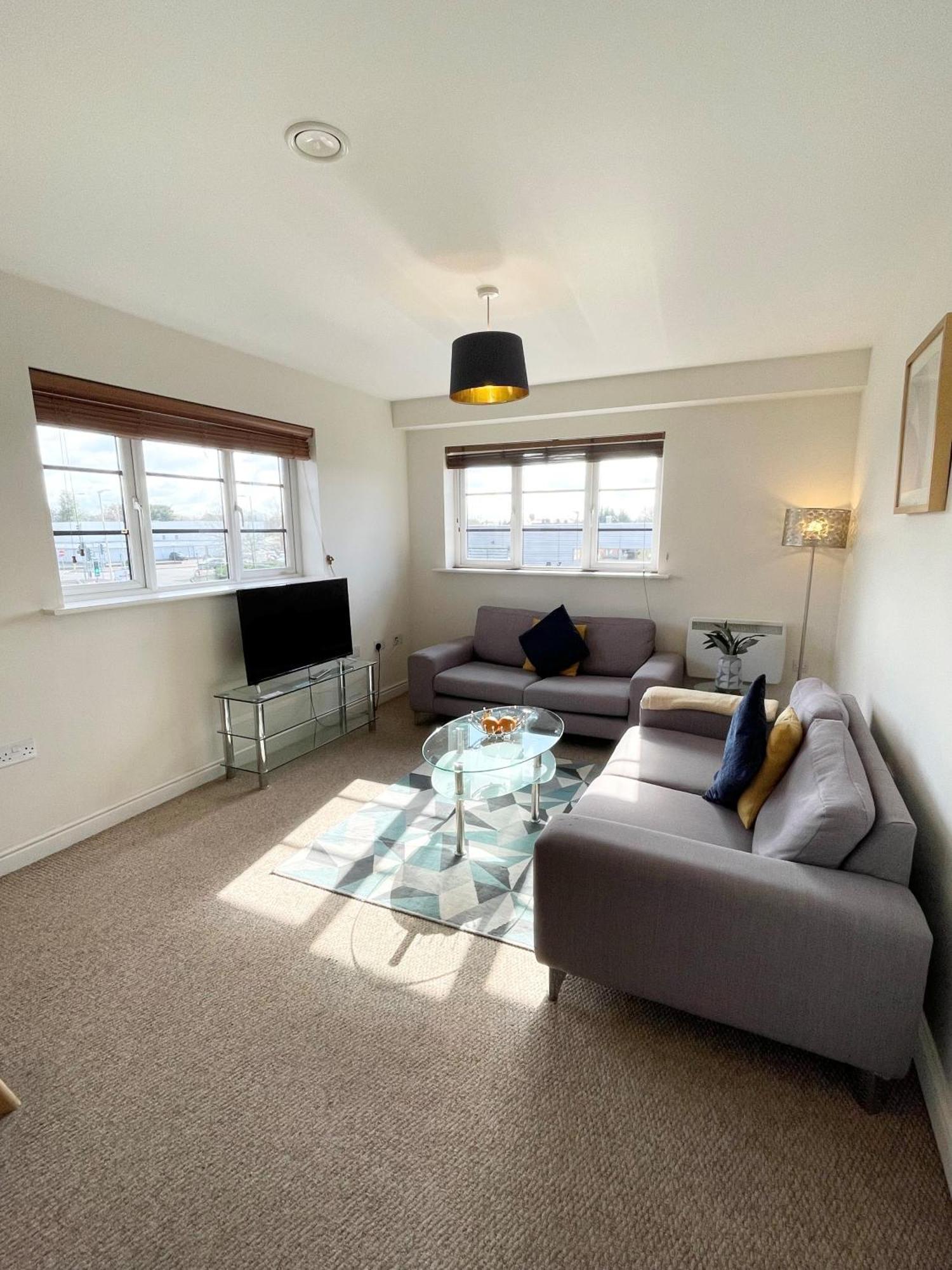 פארנבורו Blue Sky Apartments @Wallis Square, Farnborough מראה חיצוני תמונה