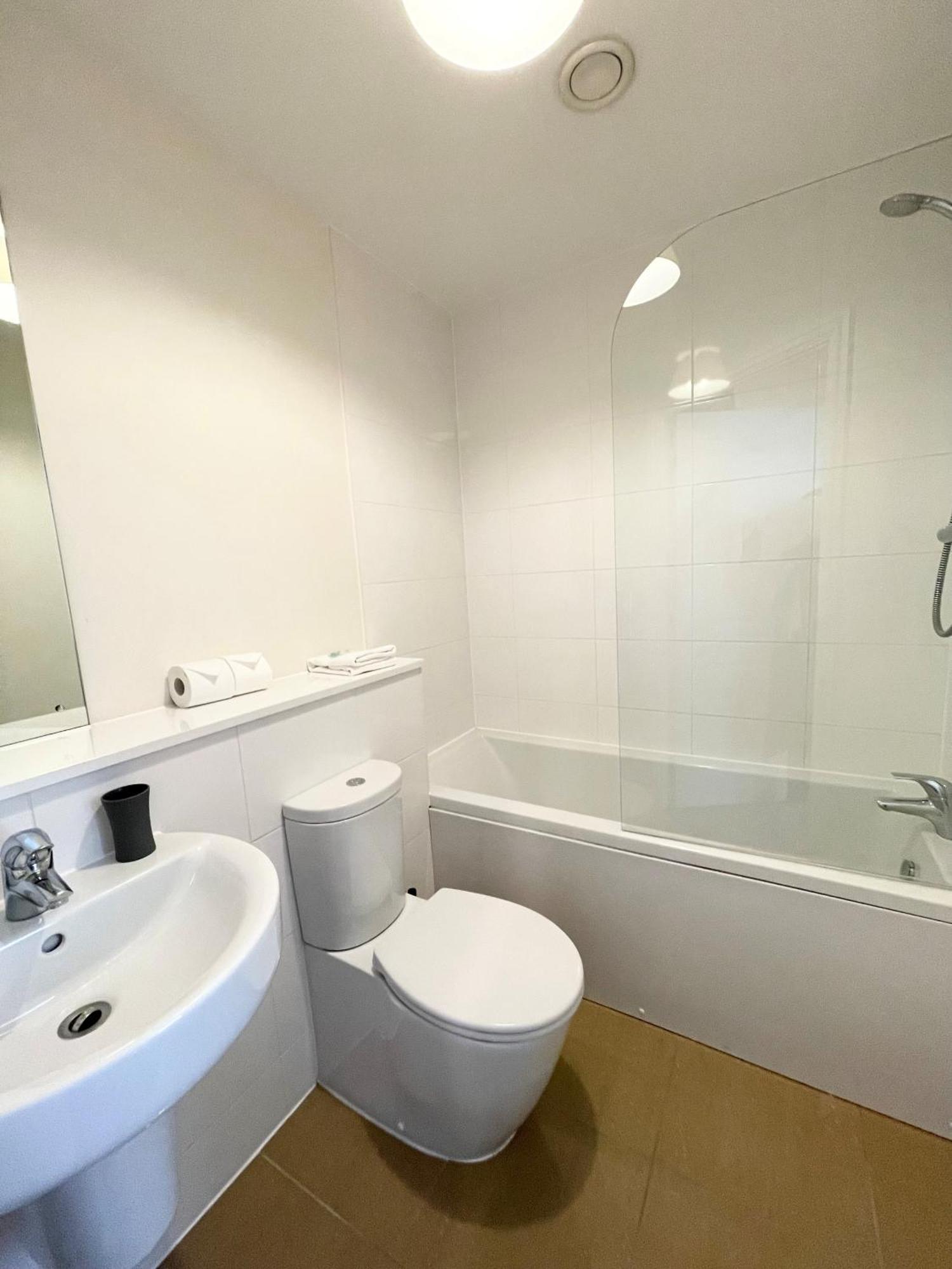 פארנבורו Blue Sky Apartments @Wallis Square, Farnborough מראה חיצוני תמונה