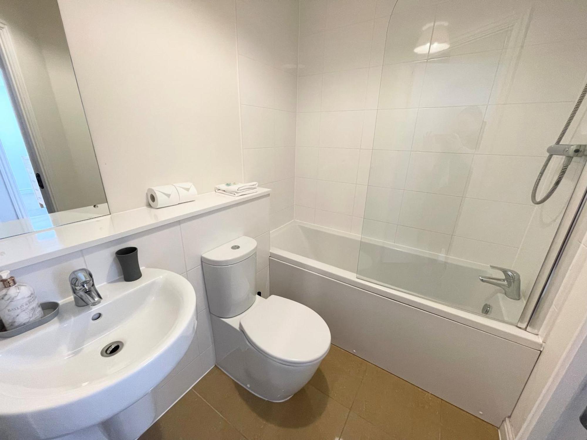 פארנבורו Blue Sky Apartments @Wallis Square, Farnborough מראה חיצוני תמונה
