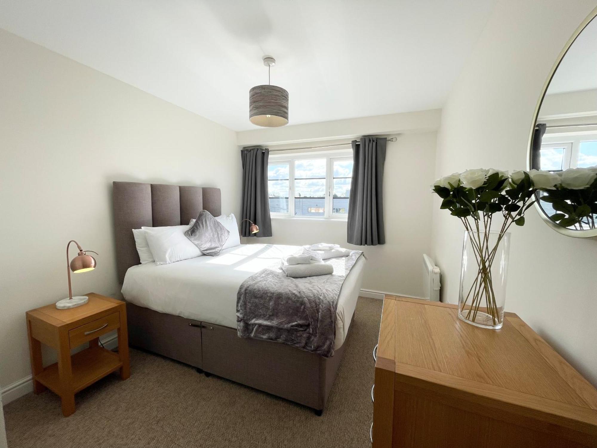 פארנבורו Blue Sky Apartments @Wallis Square, Farnborough מראה חיצוני תמונה