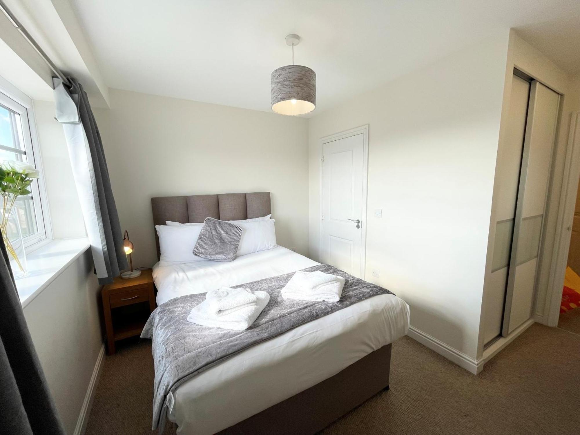 פארנבורו Blue Sky Apartments @Wallis Square, Farnborough מראה חיצוני תמונה