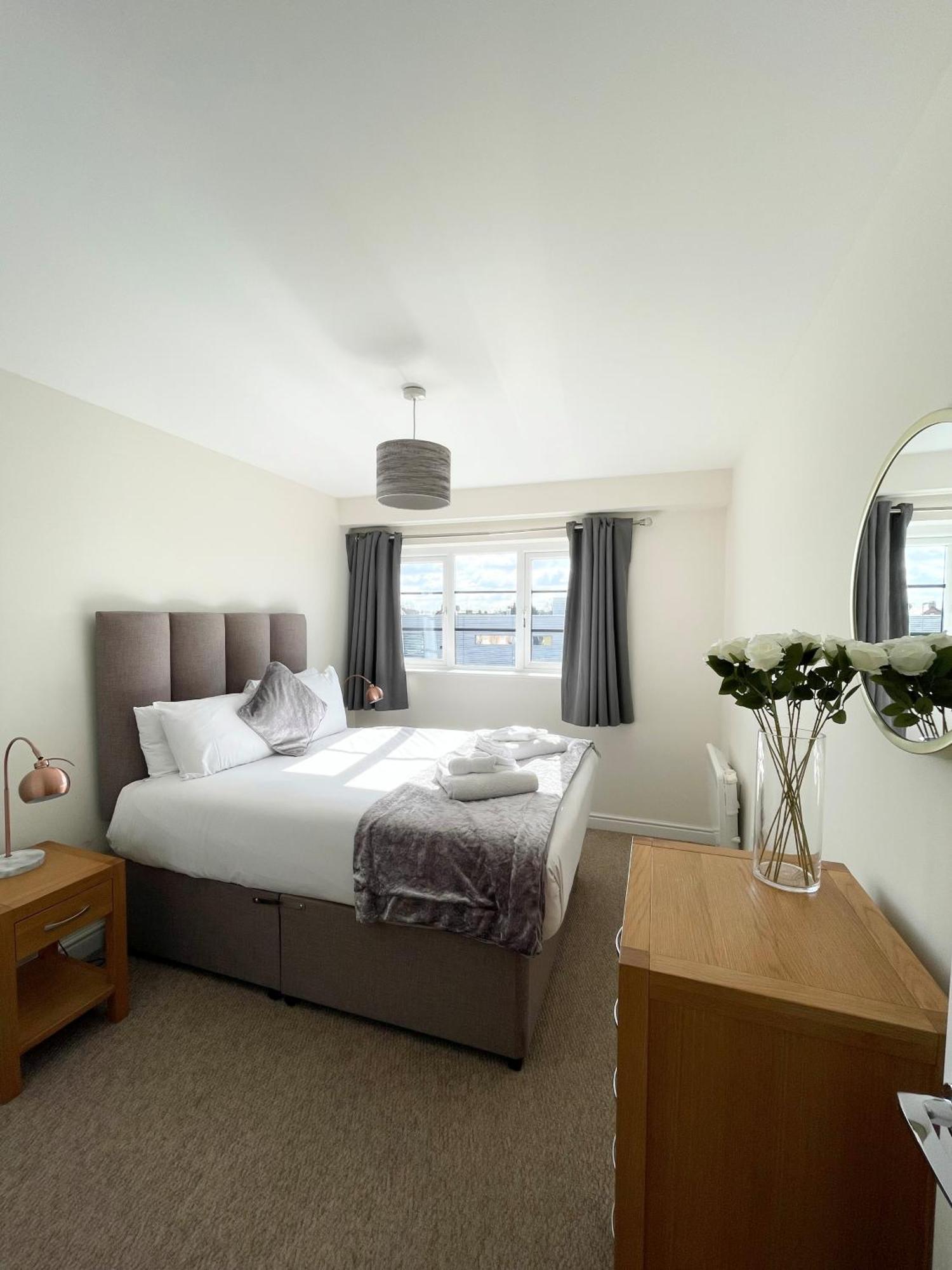 פארנבורו Blue Sky Apartments @Wallis Square, Farnborough מראה חיצוני תמונה
