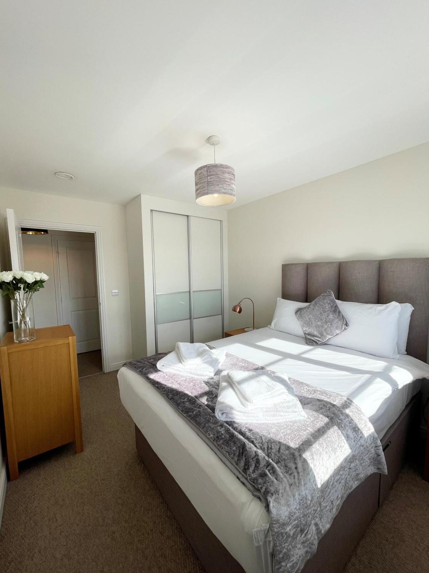 פארנבורו Blue Sky Apartments @Wallis Square, Farnborough מראה חיצוני תמונה