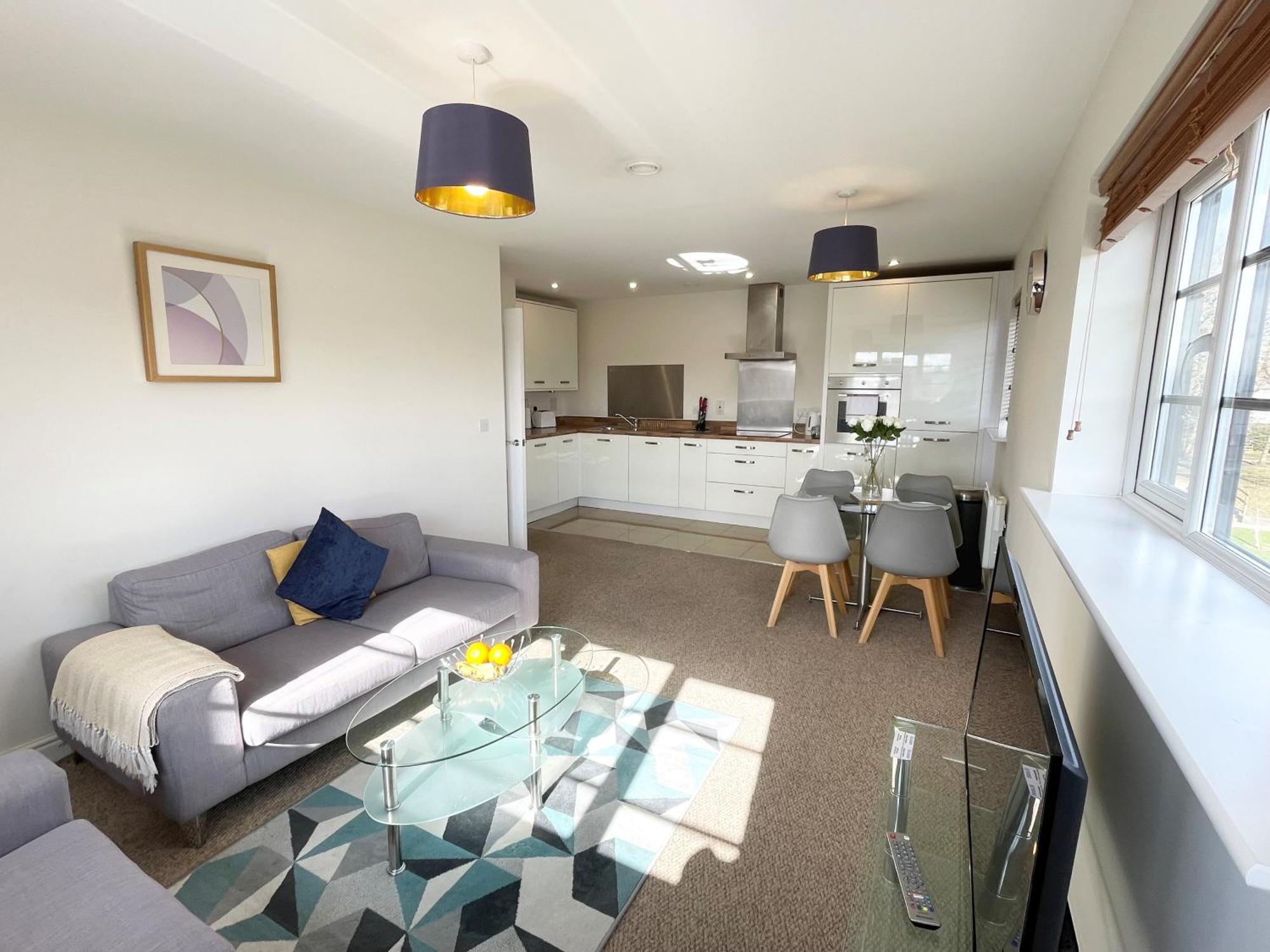 פארנבורו Blue Sky Apartments @Wallis Square, Farnborough מראה חיצוני תמונה
