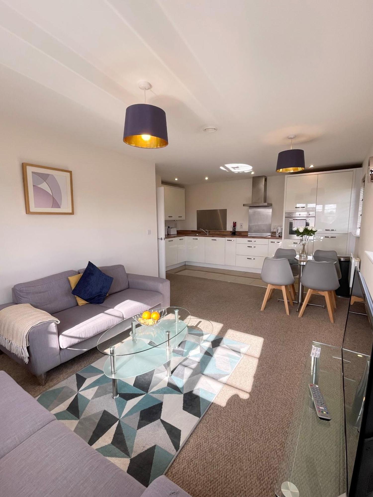 פארנבורו Blue Sky Apartments @Wallis Square, Farnborough מראה חיצוני תמונה