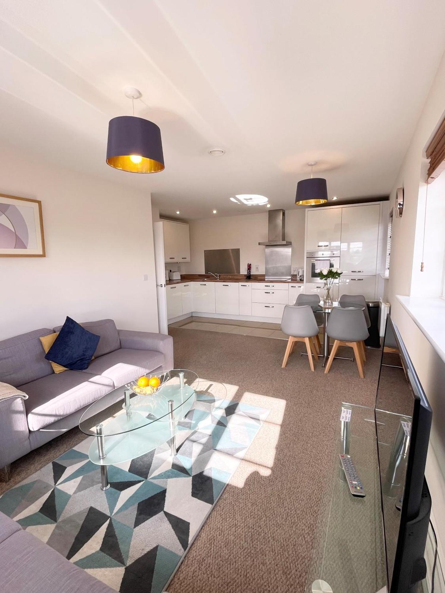 פארנבורו Blue Sky Apartments @Wallis Square, Farnborough מראה חיצוני תמונה