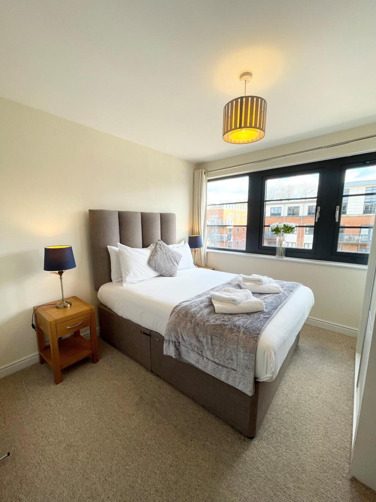 פארנבורו Blue Sky Apartments @Wallis Square, Farnborough מראה חיצוני תמונה