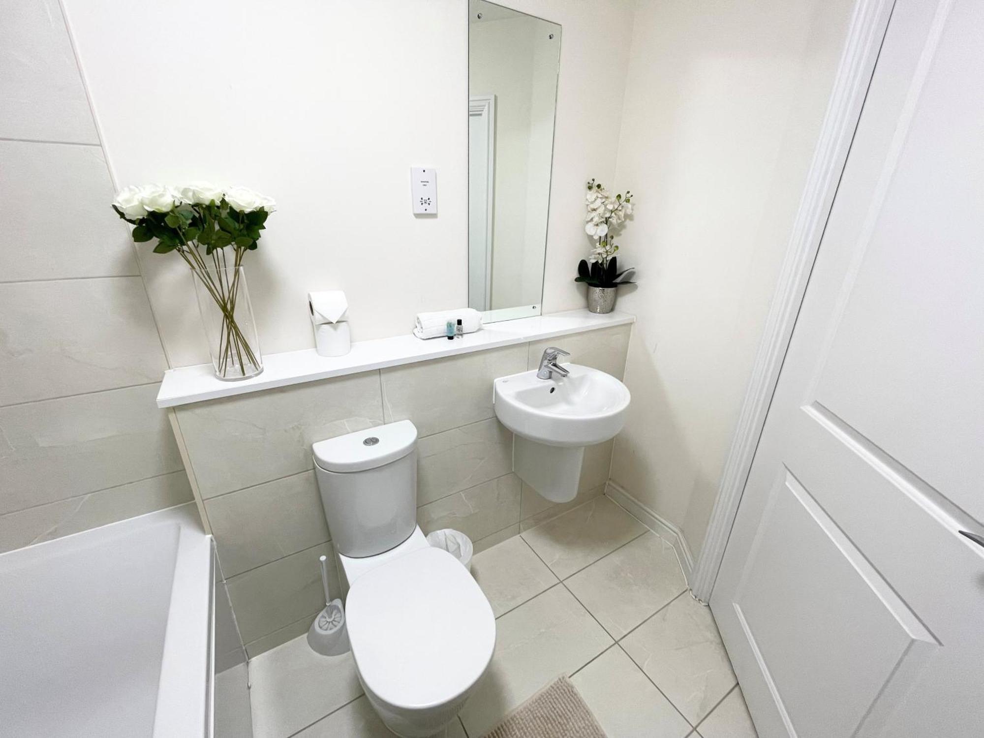 פארנבורו Blue Sky Apartments @Wallis Square, Farnborough מראה חיצוני תמונה