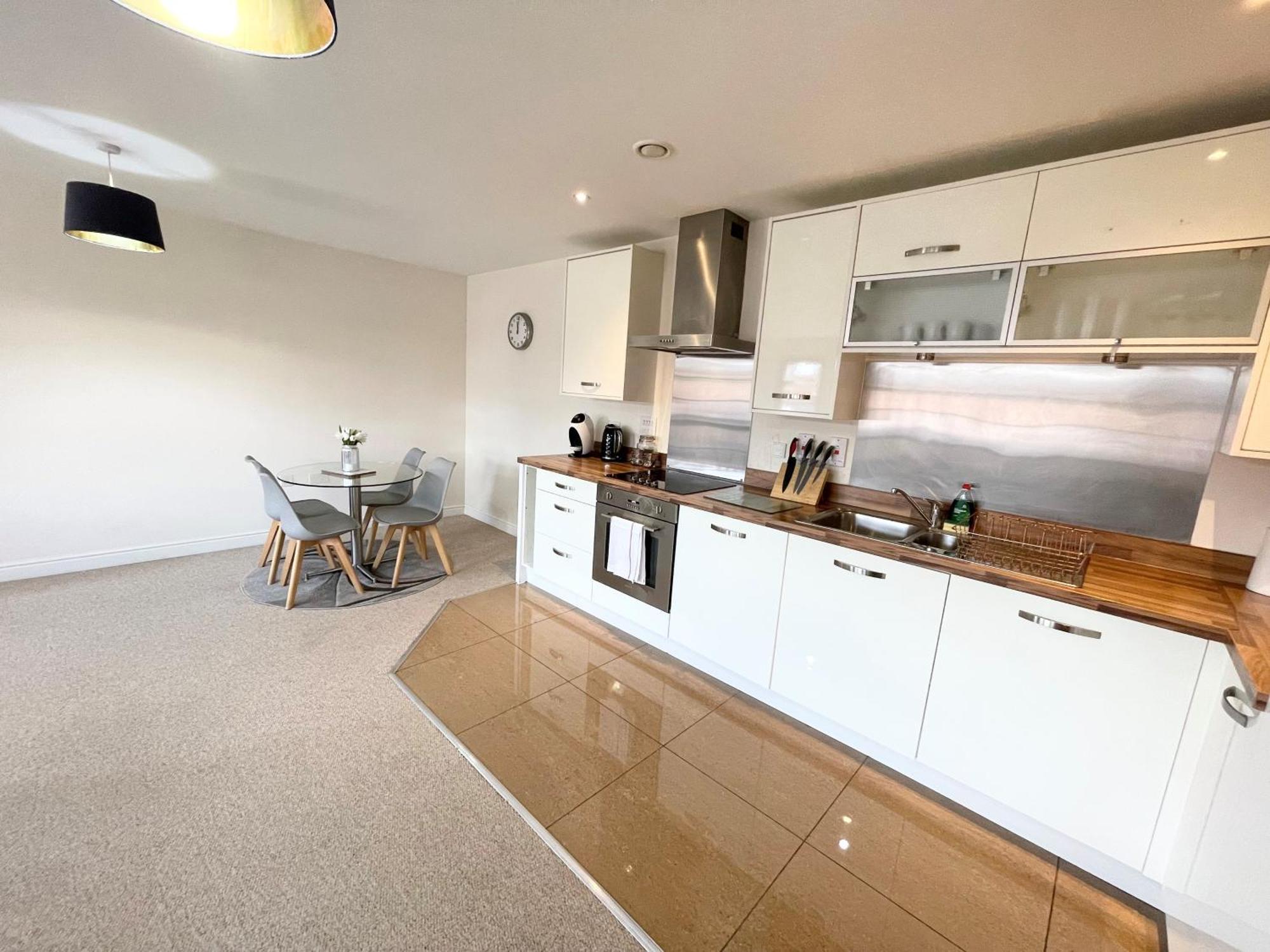 פארנבורו Blue Sky Apartments @Wallis Square, Farnborough מראה חיצוני תמונה