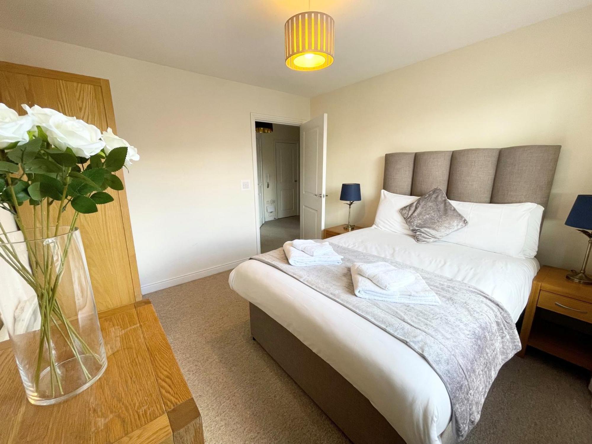 פארנבורו Blue Sky Apartments @Wallis Square, Farnborough מראה חיצוני תמונה