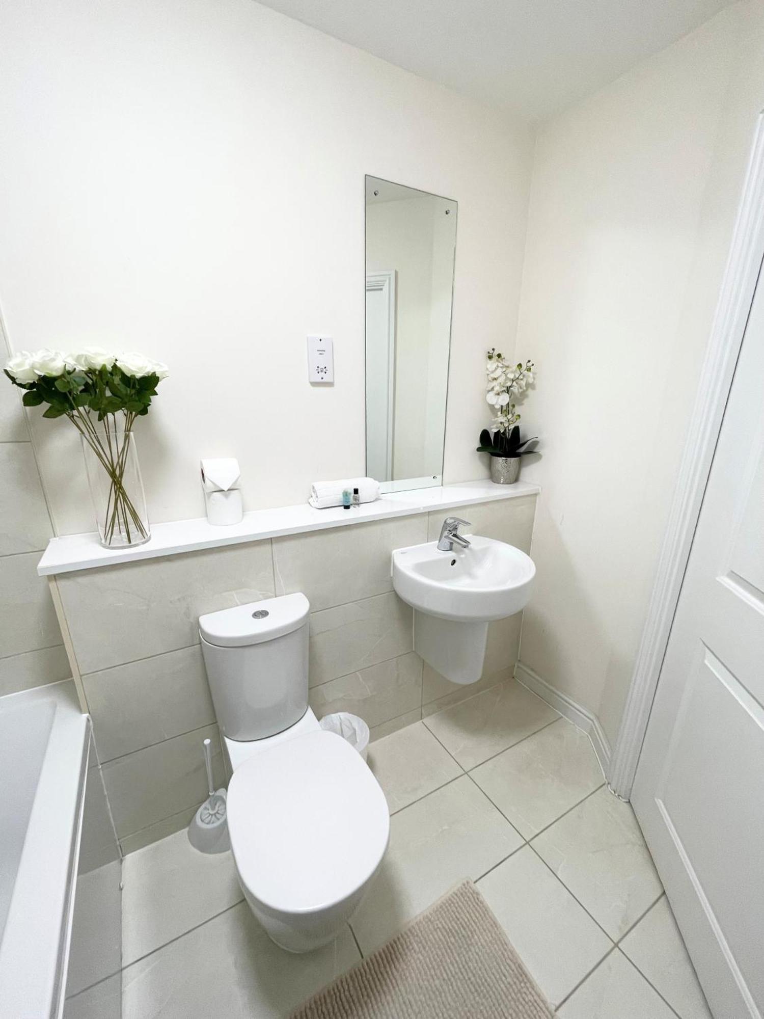 פארנבורו Blue Sky Apartments @Wallis Square, Farnborough מראה חיצוני תמונה