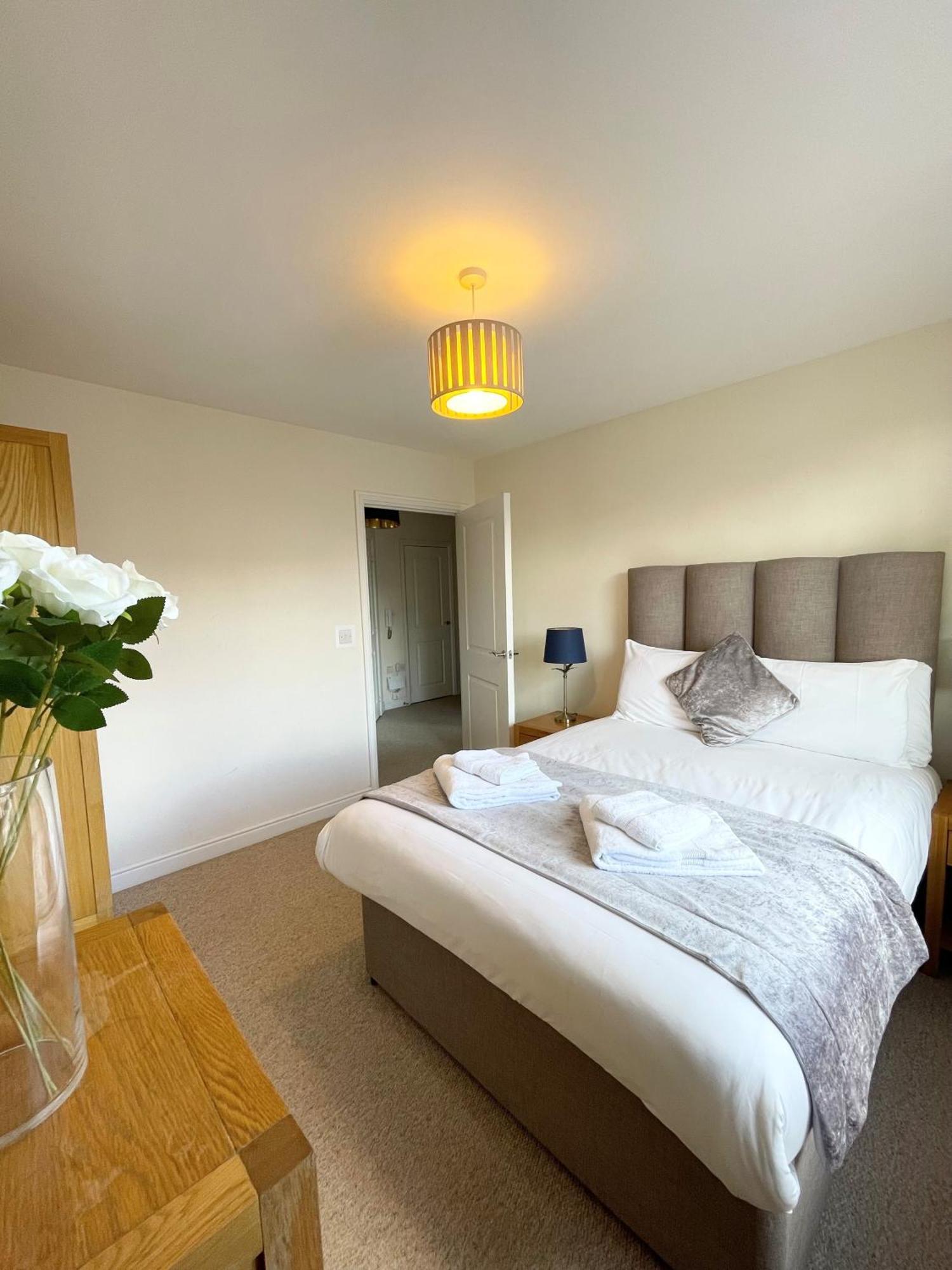 פארנבורו Blue Sky Apartments @Wallis Square, Farnborough מראה חיצוני תמונה