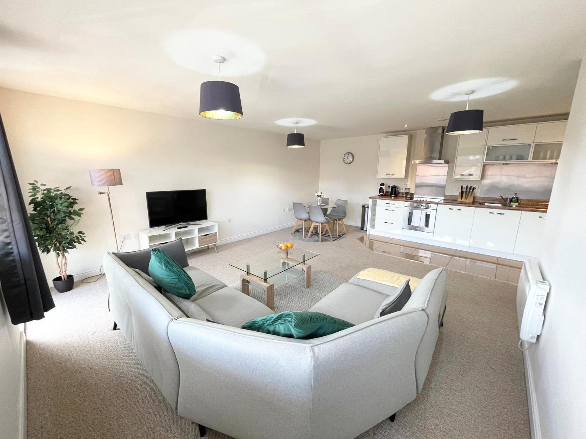 פארנבורו Blue Sky Apartments @Wallis Square, Farnborough מראה חיצוני תמונה