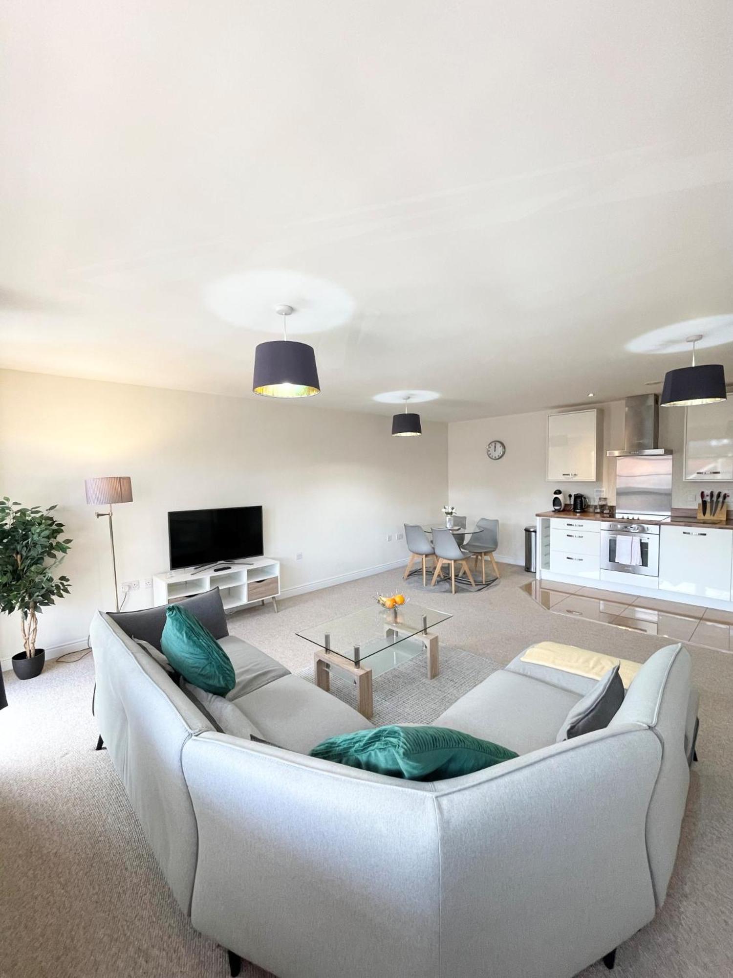 פארנבורו Blue Sky Apartments @Wallis Square, Farnborough מראה חיצוני תמונה
