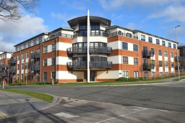 פארנבורו Blue Sky Apartments @Wallis Square, Farnborough מראה חיצוני תמונה