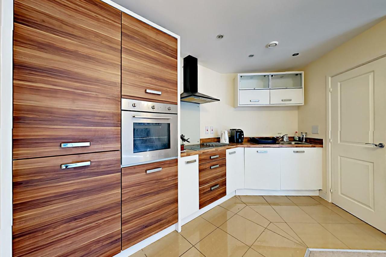 פארנבורו Blue Sky Apartments @Wallis Square, Farnborough מראה חיצוני תמונה