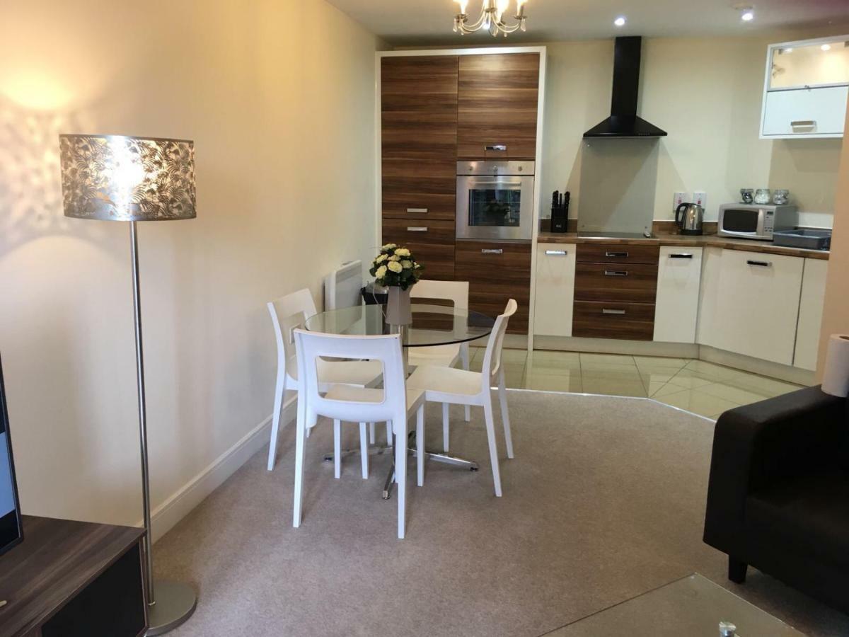 פארנבורו Blue Sky Apartments @Wallis Square, Farnborough מראה חיצוני תמונה