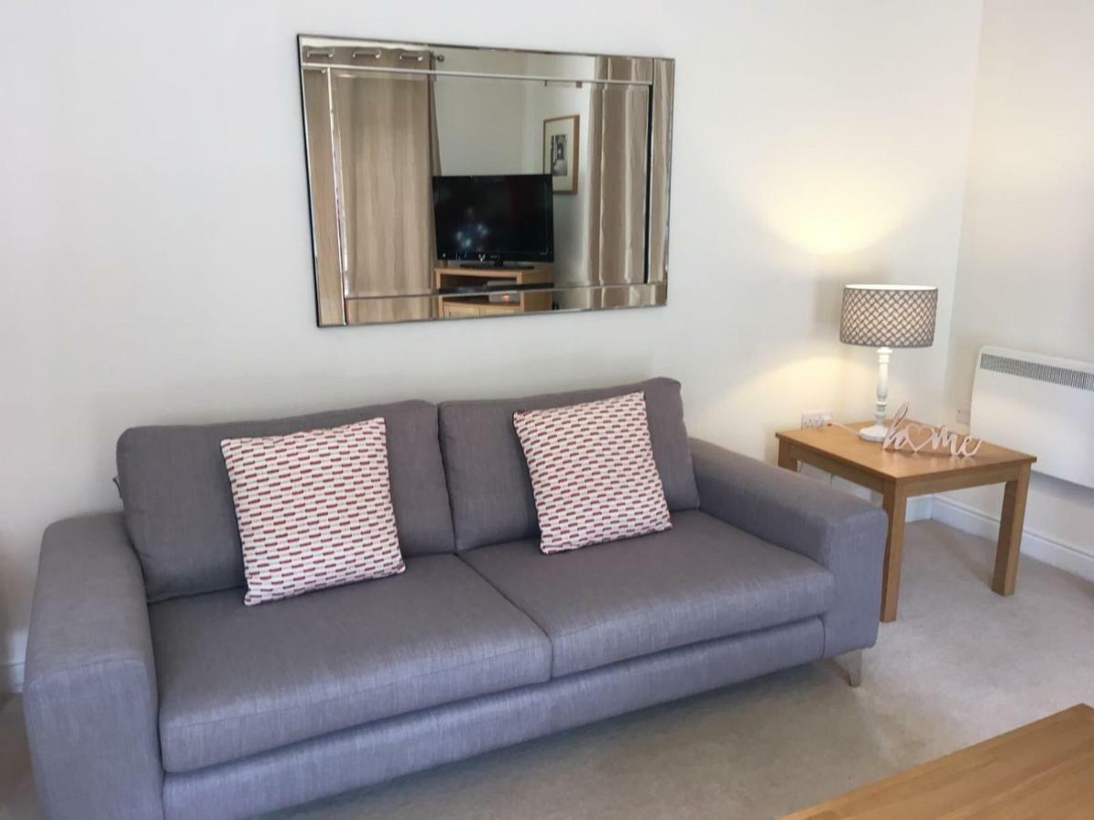 פארנבורו Blue Sky Apartments @Wallis Square, Farnborough מראה חיצוני תמונה